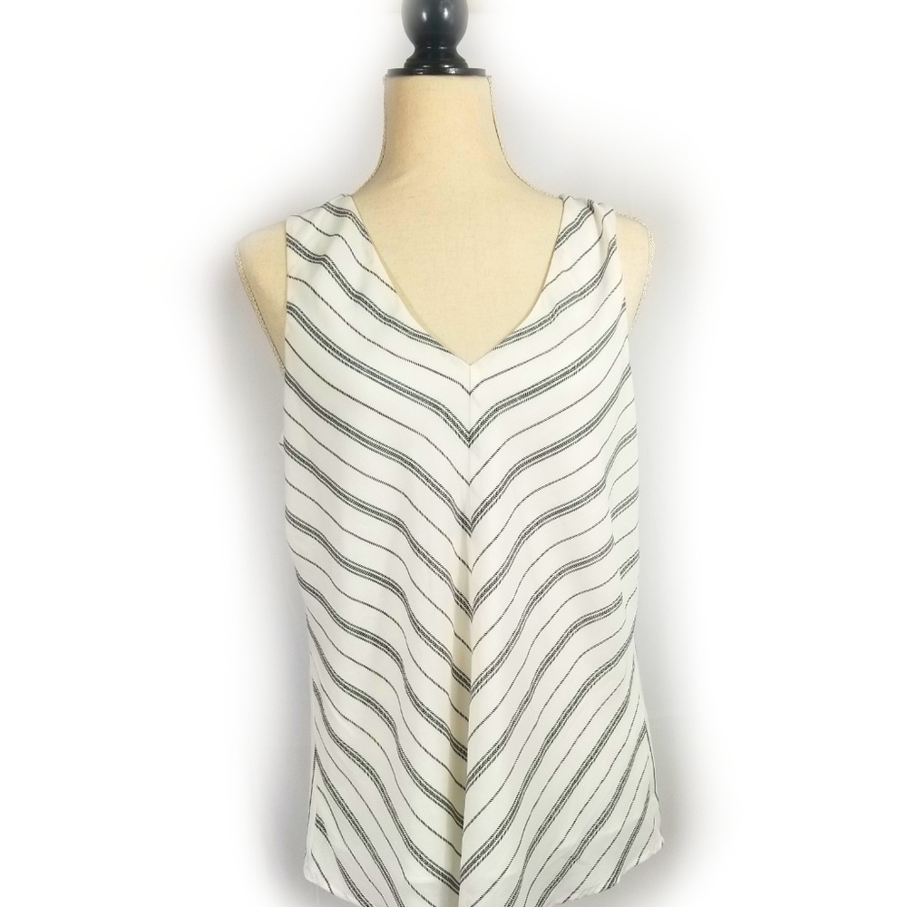 EUC DR2 Sleeveless V-neck Blouse